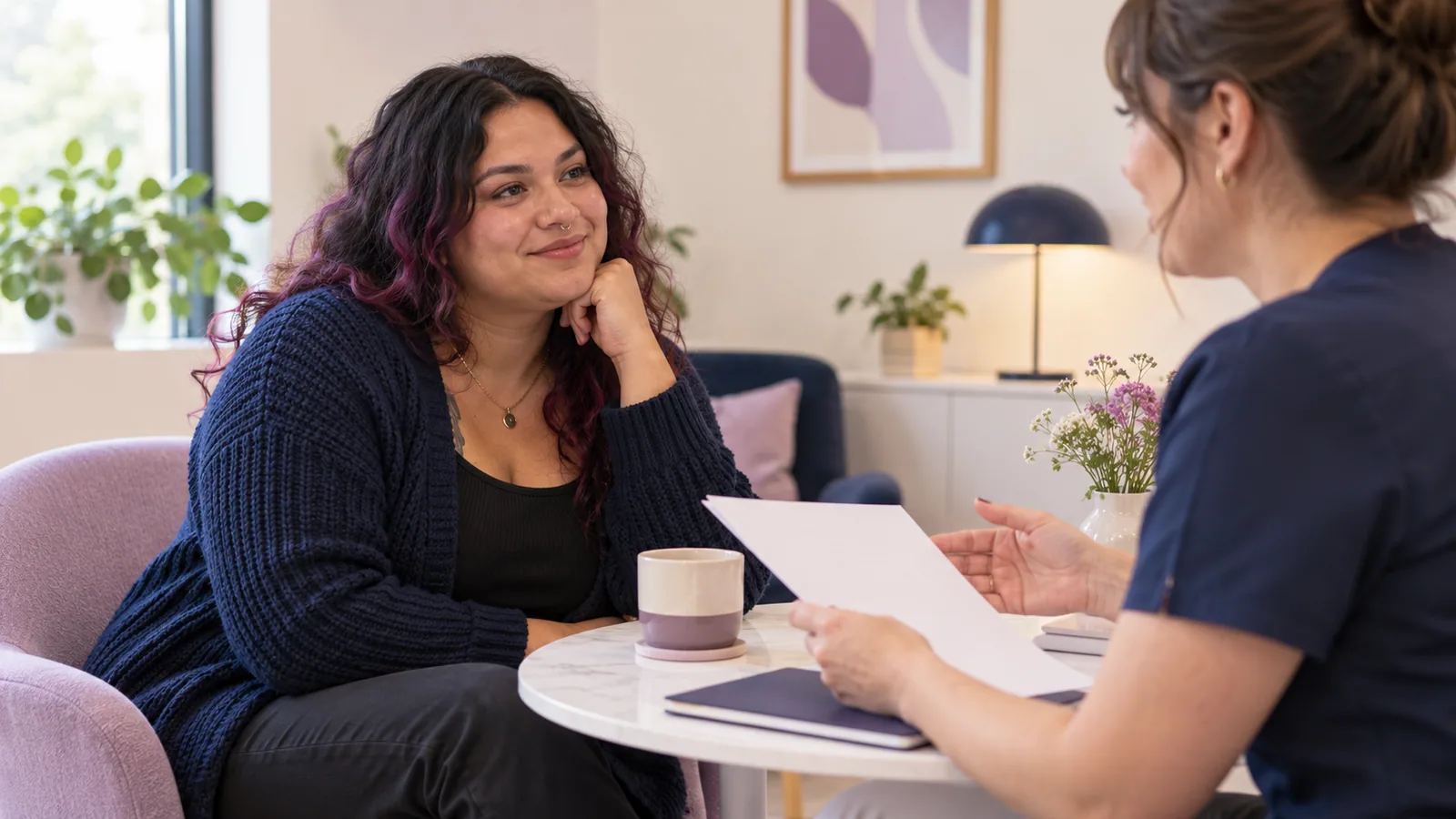 Ruhiges Beratungsgespräch zwischen einer trans Person und einer Fachperson